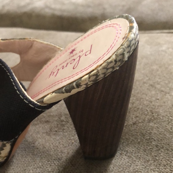 Beautiful snake and material shoe. Size 38 1/2. Just stunning on . 8 1/2. - Picture 4 of 11